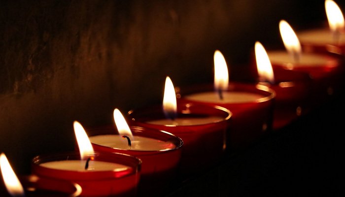Nella foto: fila di candele - Candele a Candelara 2017